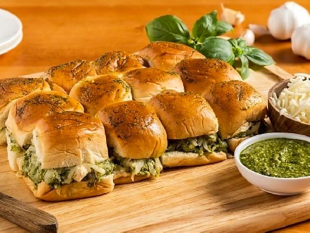 Лесни печени сандвичи с пиле, сос песто и сирене моцарела (или кашкавал) - снимка на рецептата